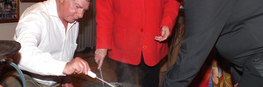 Philip en Lorainne Fourie het seker gemaak die borde word behoorlik met Kobus du Toit se smaaklike potjiekos gevul